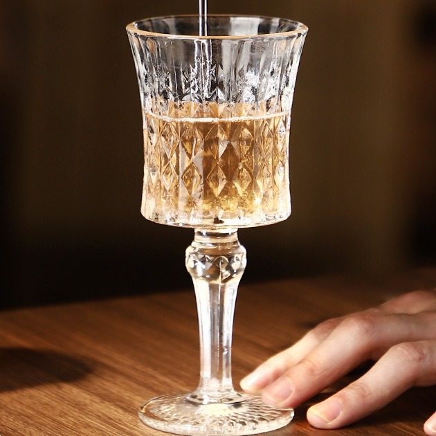 Embossed engraved high-footed glass cups, high-appearance-level champagne glasses, retro European wine glasses, red wine glasses, and foreign wine glasses Specification drawing