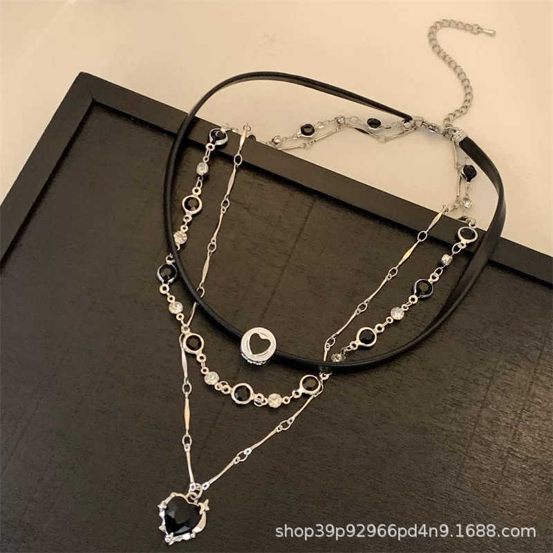 Black heart multi-layer necklace for women, sweet and cool, black leather rope chain, collarbone chain, choker necklace accessory Application Scenario