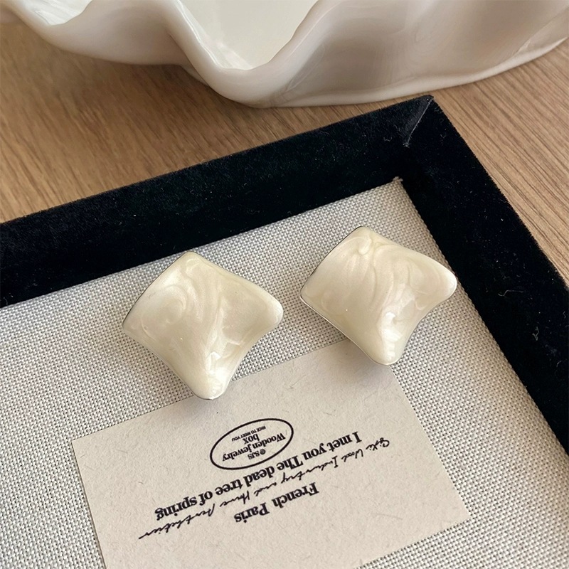 The same style of earrings as the Internet celebrity, large irregular geometric oil-dripping earrings from Europe and America, a new bestseller in 2025, fashionable stud earrings and earrings Specification drawing