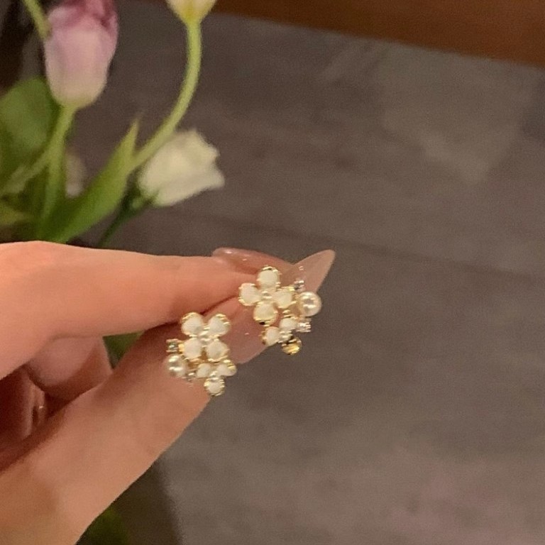 Pure white sweet gardenia flower zircon earrings, a woman's Korean-style light luxury style, small stud earrings, a sense of high-end sophistication, exquisite earrings details Picture