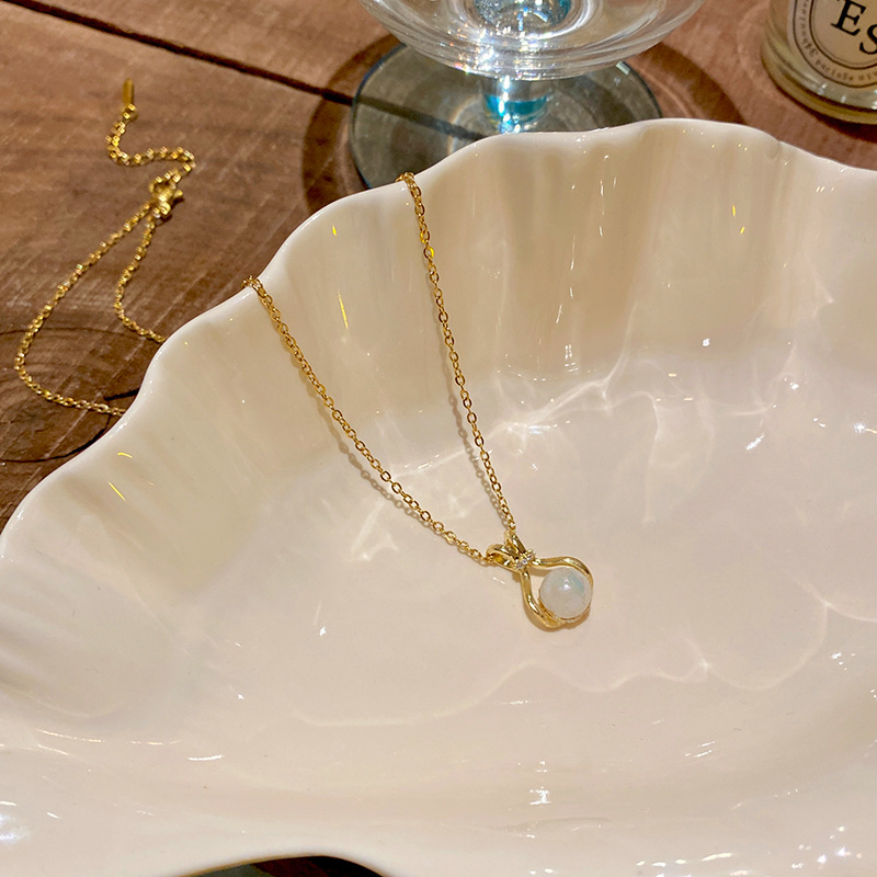 Mermaid Princess pearl Pendant necklace, a women's light luxury, niche and high-end style lucky bag, collarbone chain, versatile and popular neckchain accessory Application Scenario