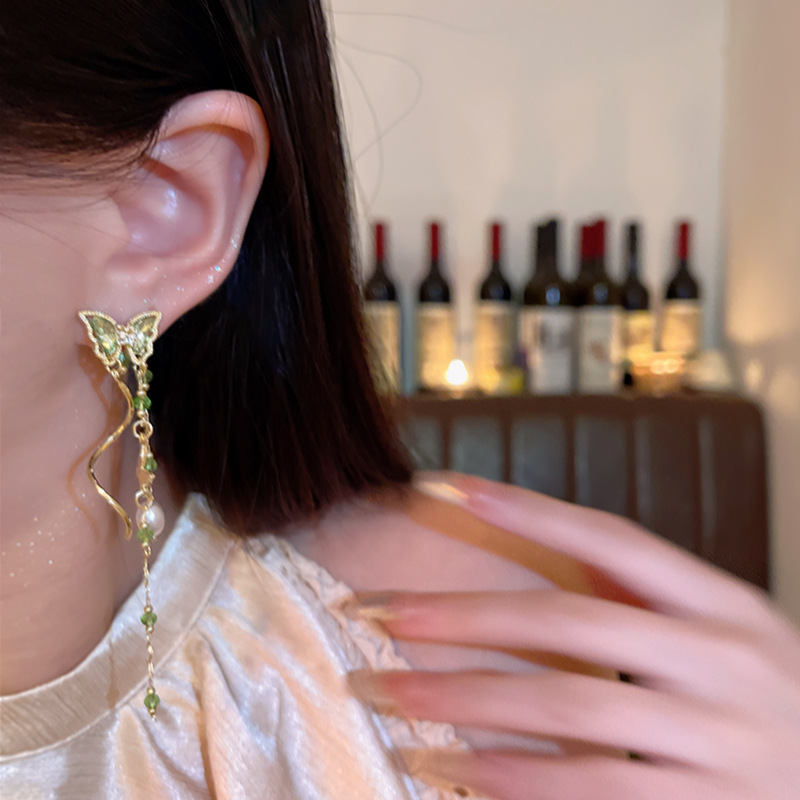 Super ethereal and slimming long butterfly earrings, fashionable and fresh green crystal tassel earrings, sweet and versatile earrings for women Application Scenario