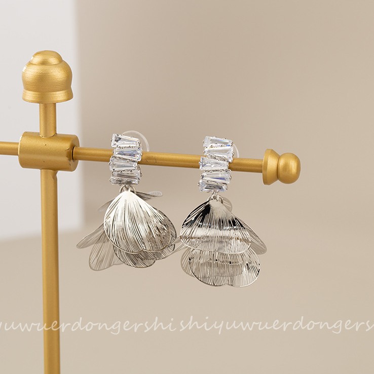 Super Flash Zircon hollow petal earrings, high-end, light luxury, niche and fashionable floral stud earrings, exquisite earrings wholesale Application Scenario
