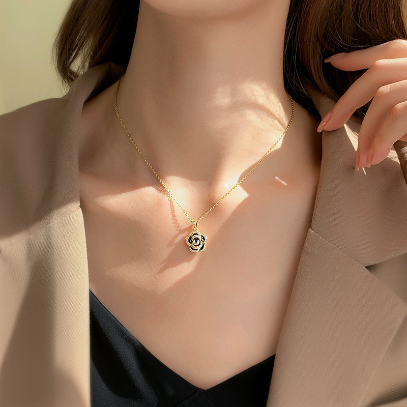 Korean 18k gold-plated camellia titanium steel necklace for women, fashionable flower pendant, personalized and light luxury collarbone chain wholesale Application Scenario