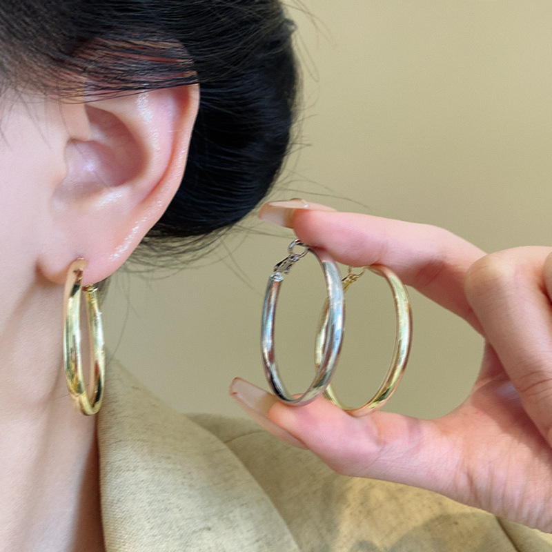 European and American exaggerated classic large circle earrings, women's super shiny geometric ear rings, light luxury and niche stud earrings details Picture