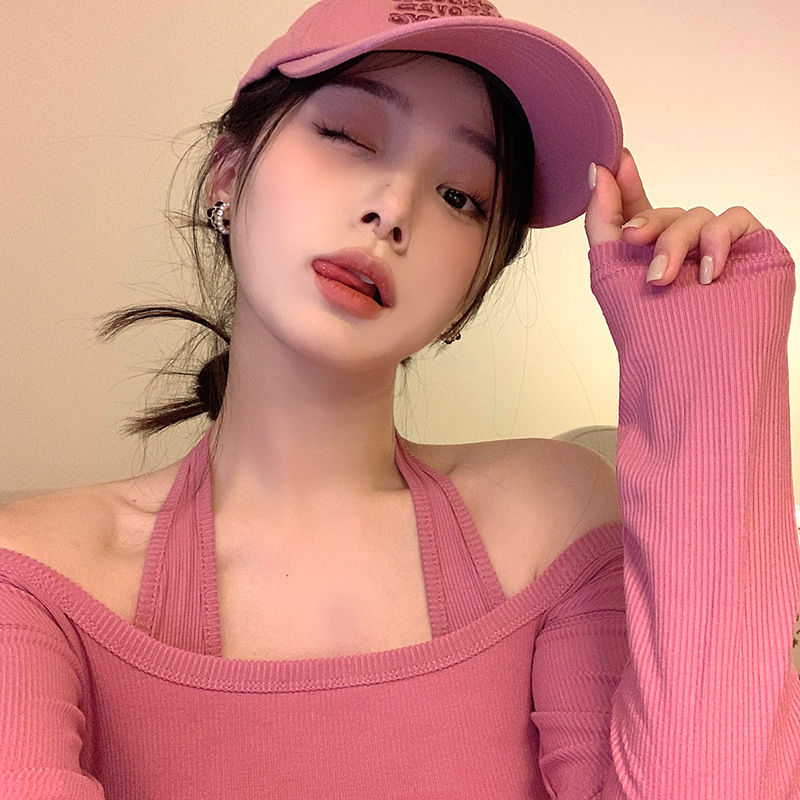 Black velvet pearl ear ring earrings exude a sense of luxury and sophistication for women, with a unique and individualistic style. The stud earrings feature a niche design details Picture