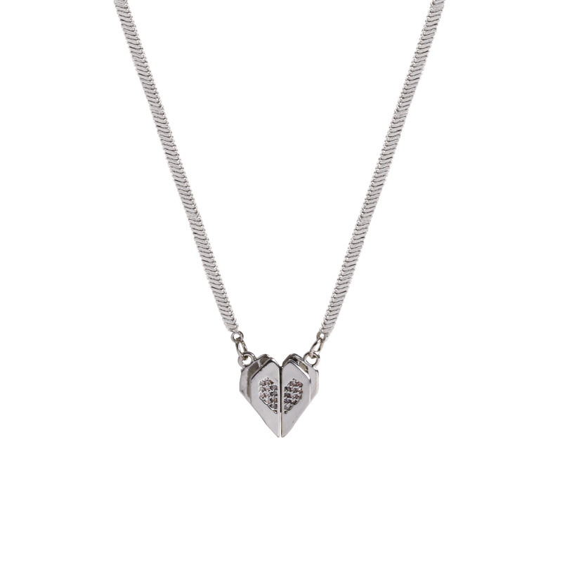 Sweet and cool style high-end magnetic three-dimensional heart-shaped necklace, cold style versatile and elegant collarbone chain, popular neckchain accessory Item Picture