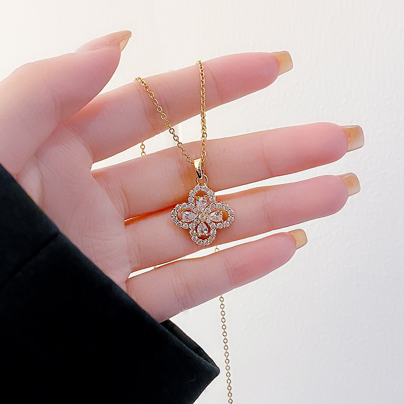 A genuine gold electroplated four-leaf clover necklace with full diamonds, a fashionable and light luxury zircon pendant, a titanium steel collarbone chain, and a high-end accessory Specification drawing
