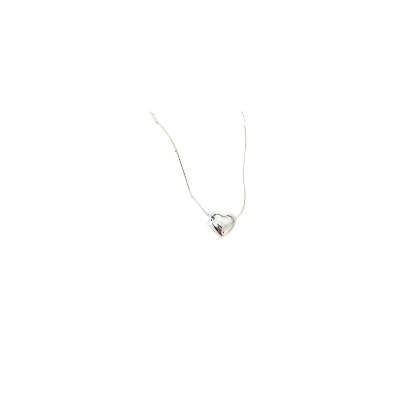 Korean niche, exaggerated, heart-shaped metal long necklace for women, light luxury, simple and exquisite, versatile necklace and collarbone chain Item Picture