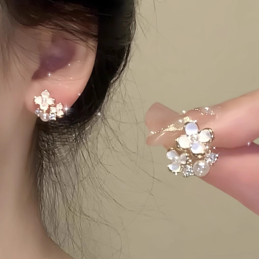 Pure white sweet gardenia flower zircon earrings, a woman's Korean-style light luxury style, small stud earrings, a sense of high-end sophistication, exquisite earrings full figure
