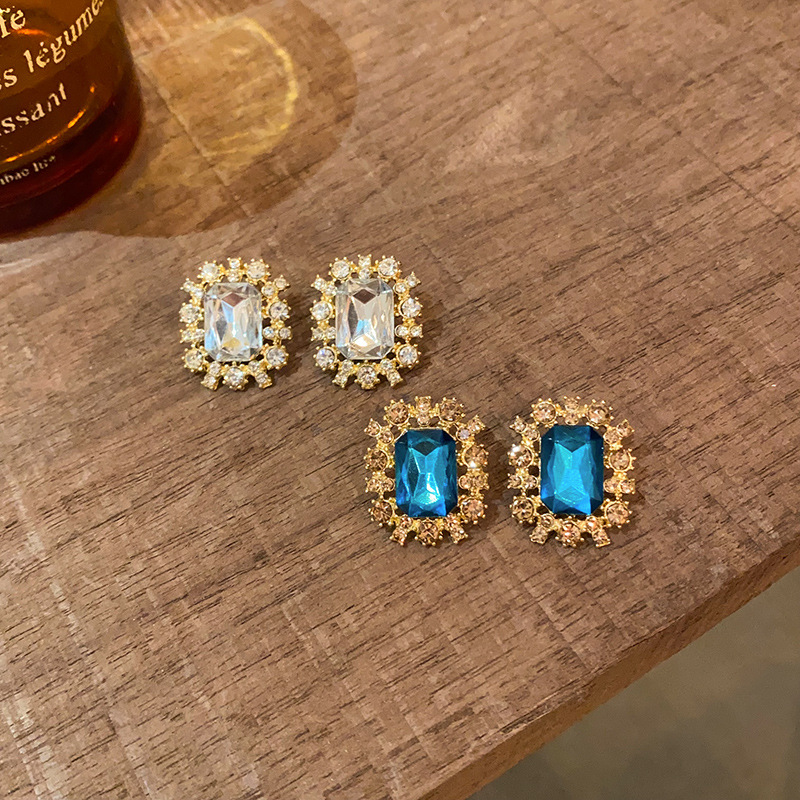 Sparkling diamond high-end and elegant stud earrings, light luxury and unique bestsellers, high-end earrings, fashionable and retro micro-set earrings wholesale Specification drawing