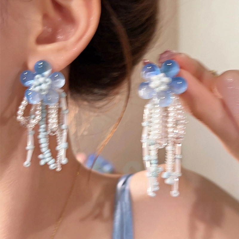 The small flower-patterned, tassel and beaded earrings are a rare and elegant earring for women, suitable for people with round and square faces Specification drawing
