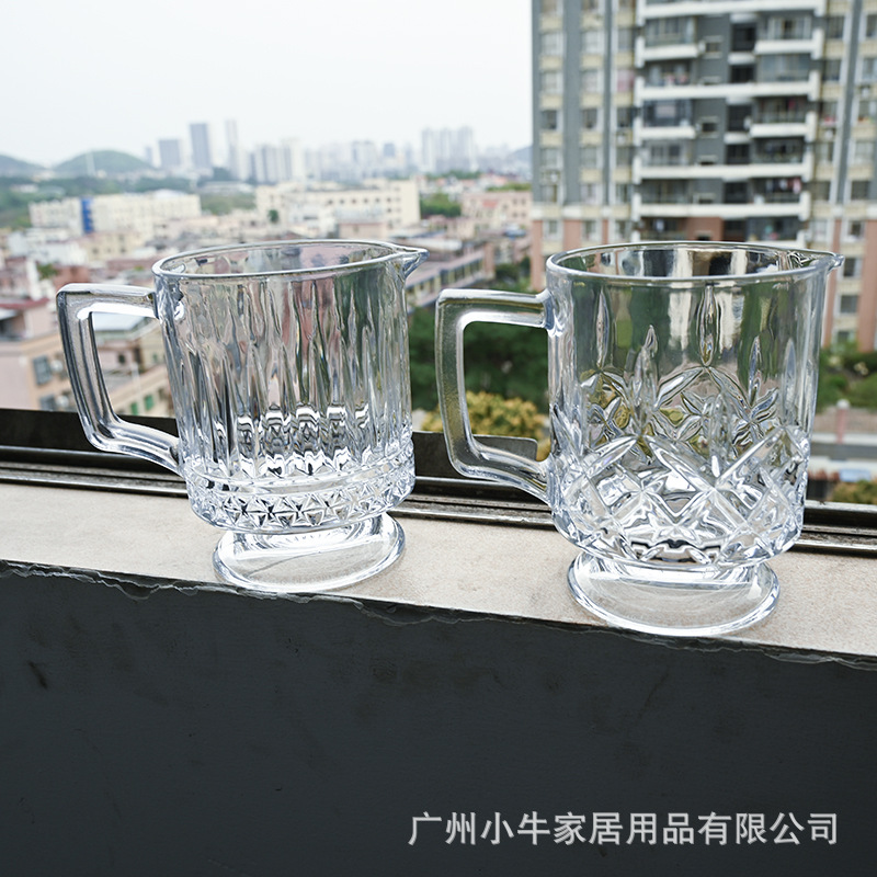 Stackable large-head juice pot, large-capacity embossed glass cup, thickened coffee juice cup, restaurant handle cocktail shaker Application Scenario