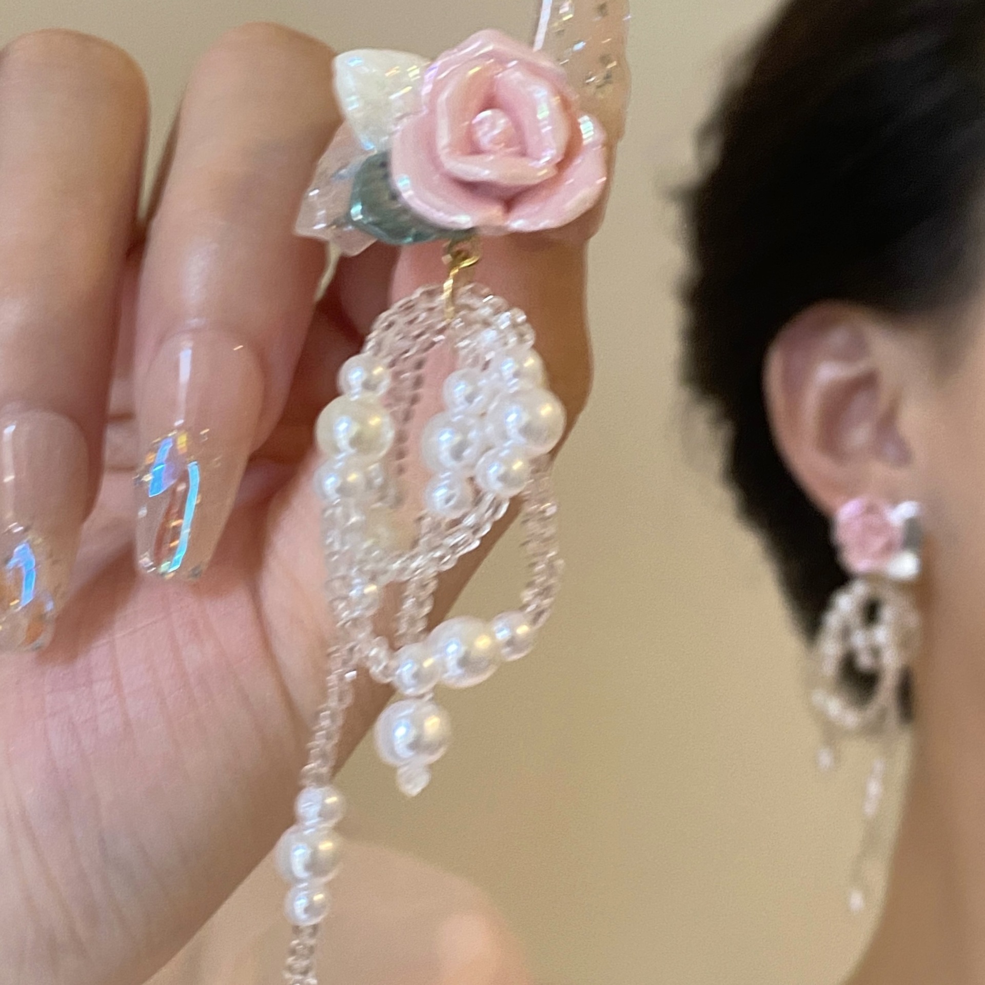 The super ethereal pink rose pearl tassel earrings exude a feminine elegance and a socialite style. The beaded ear studs are popular earrings on the Internet details Picture