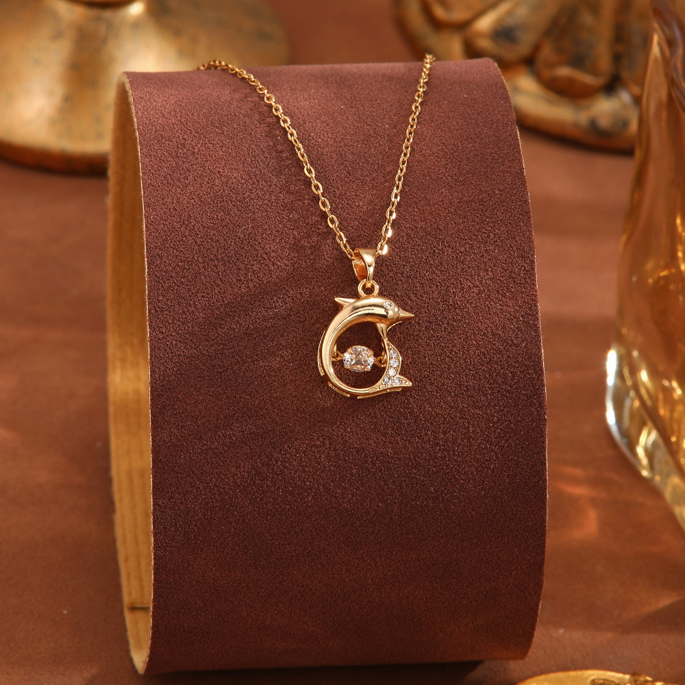 Fashionable jewelry titanium steel necklace, versatile and non-fading, light luxury collarbone chain, simple and elegant design, pendant accessory for women Application Scenario