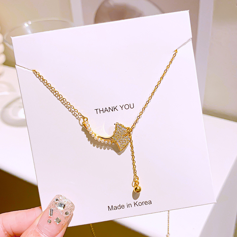 This fashionable and versatile pearl ginkgo leaf tassel necklace exudes a simple and elegant feminine charm and a sense of sophistication. It's a popular collarbone chain Application Scenario