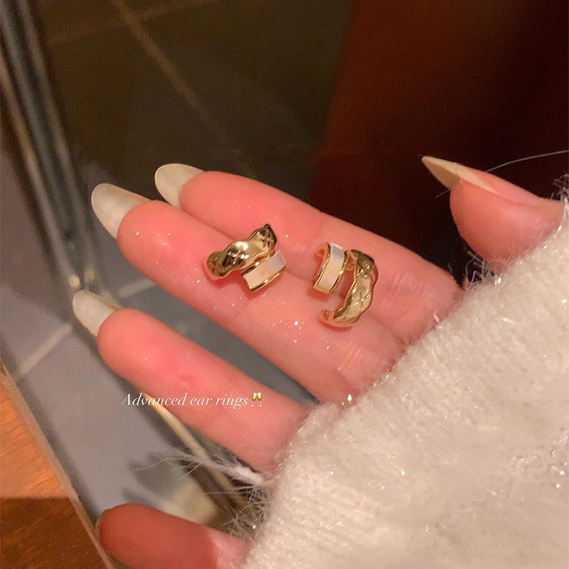 Diamond-shaped small fragrant shell double-layer C-shaped stud earrings for women, a unique and high-end style earring for spring and summer full figure