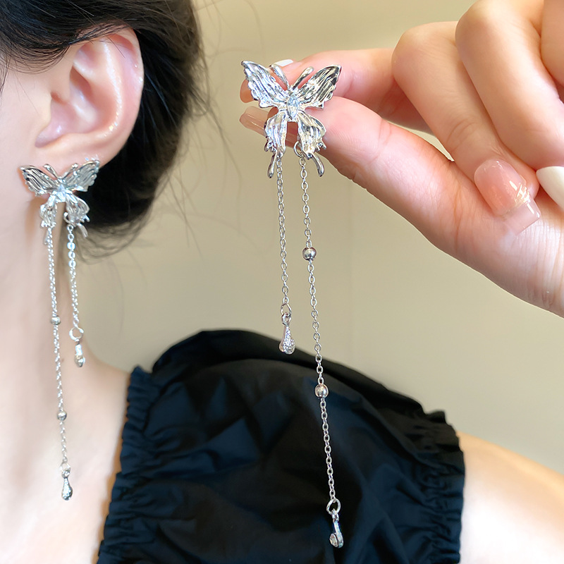 The liquid butterfly tassel earrings with an ethereal charm, a niche design for women, exude a sense of sophistication. The fairy stud earrings are a popular and best-selling accessory on the Internet details Picture