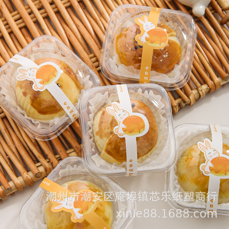 Each egg yolk pastry packaging box contains 80g snow beauty green rice balls with a transparent lid and is a disposable baking box full figure