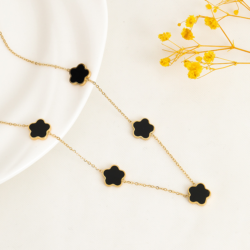 A fashionable five-flower titanium steel necklace with a unique and light luxury design for women. The collarbone chain does not fade and exudes a high-end and versatile accessory Specification drawing