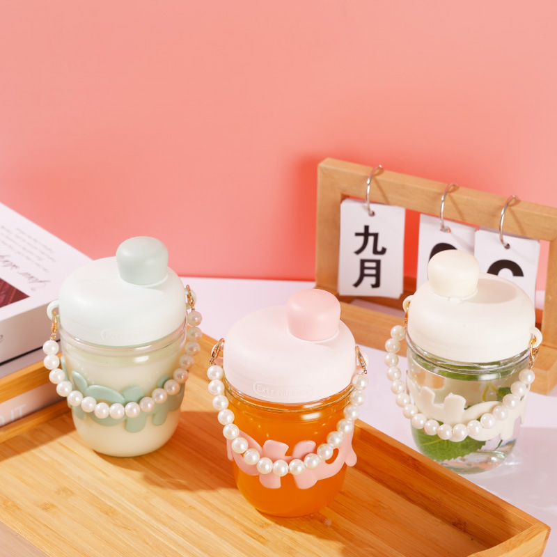 New pearl bracelet, letter cup, transparent glass water cup, portable hand-held gift cup with lid, ground promotion small gift cup Application Scenario