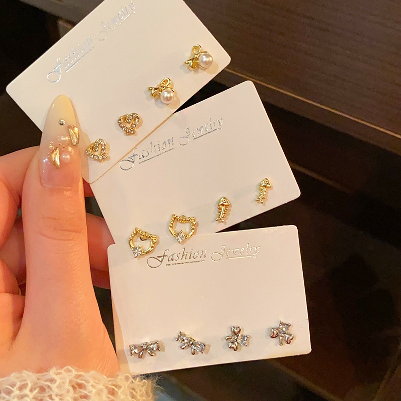 Cute cat fishbone set stud earrings for women, fashionable and high-end retro earrings, French versatile and light luxury style earrings full figure