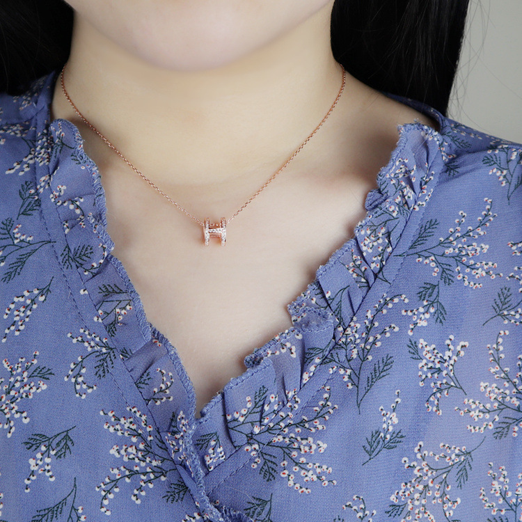 Niche design sense, full diamond H-letter pendant, ins simple and fashionable collarbone chain, popular neck chain, titanium steel micro-inlay jewelry Application Scenario