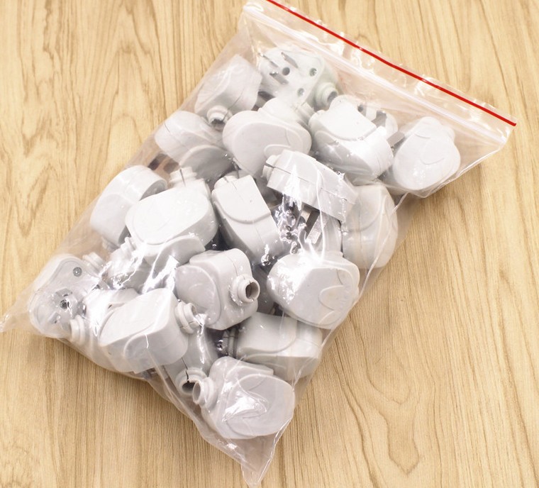 Three-pin plugs, three-pin connections, high-power triangular power supplies, three-hole wire plugs, and three-pole plugs are selling well at street stalls Application Scenario