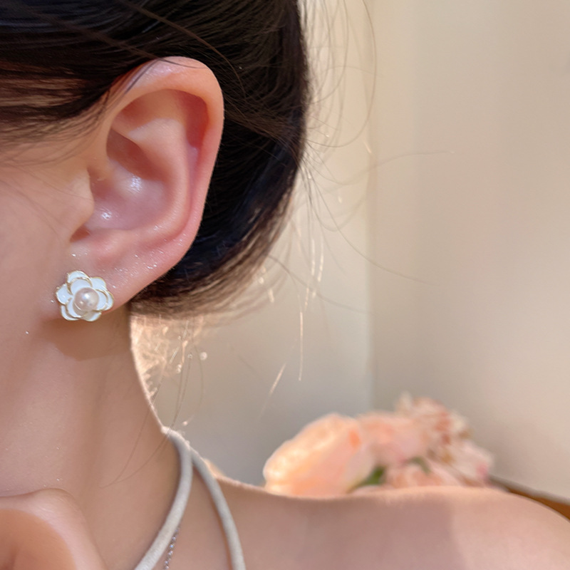French camellia pearl stud earrings for women, 2025 new style, super fairy-like floral earrings, artistic earrings wholesale Application Scenario
