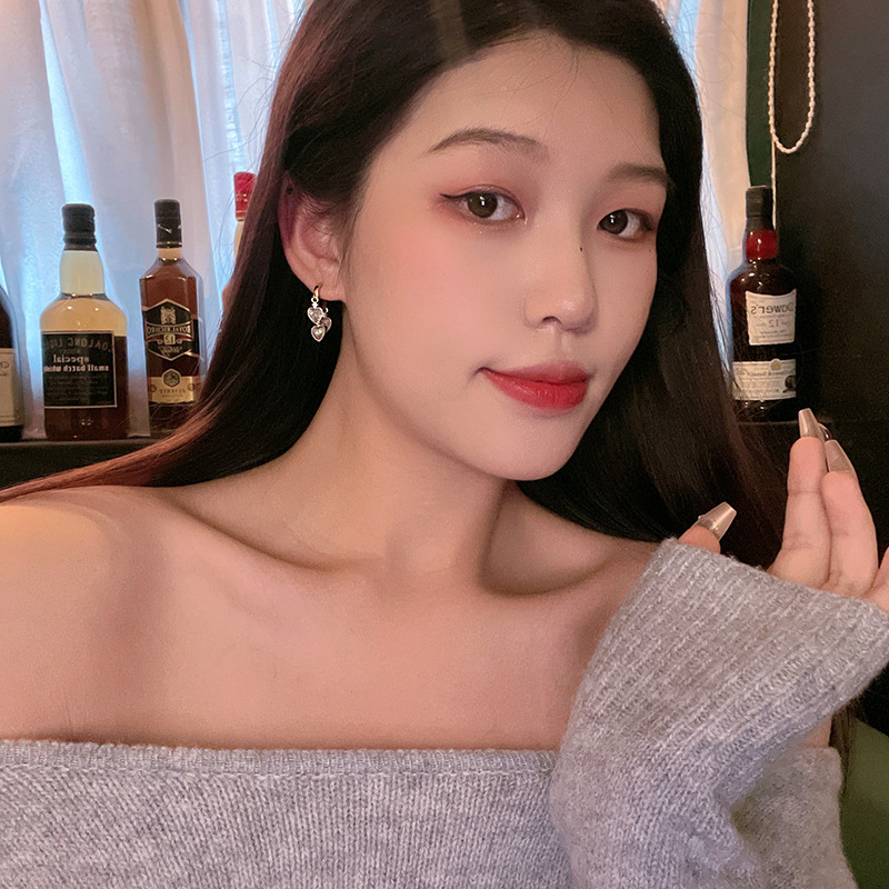 Japanese and Korean style fashionable zircon heart-shaped ear buckles, women's niche design sense, versatile and simple fringed ear studs, high-end earrings details Picture