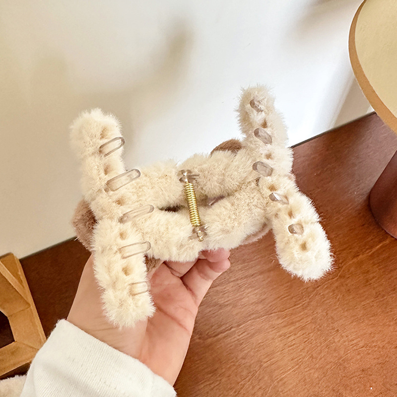 Autumn and winter plush hair clips, coffee-colored bear hair clips, children's cute cartoon small claw clips, shark clips on the back of the head for girls Application Scenario