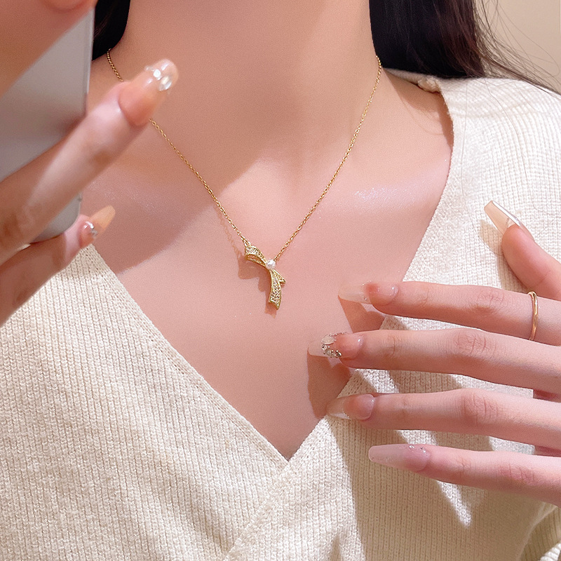 Korean version super sparkling micro-inlay butterfly pearl necklace, women's light luxury design collarbone chain, 2025 new trendy neck chain details Picture