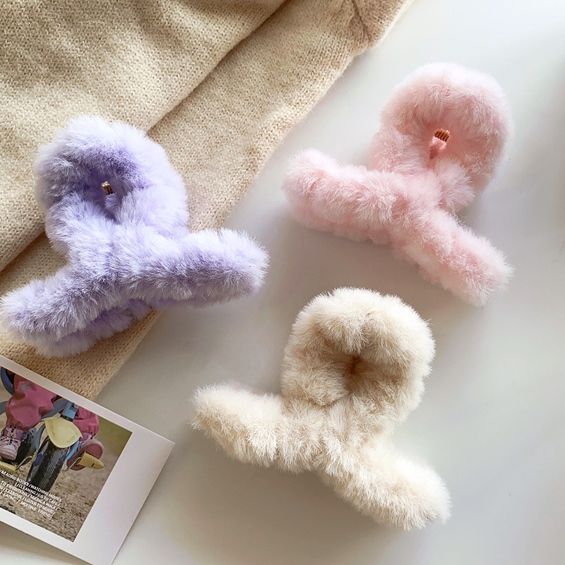 This autumn and winter collection features a fluffy and warm, candy-colored hair clip that is versatile and cute. It is a shark clip hair accessory for women at the back of the head Application Scenario