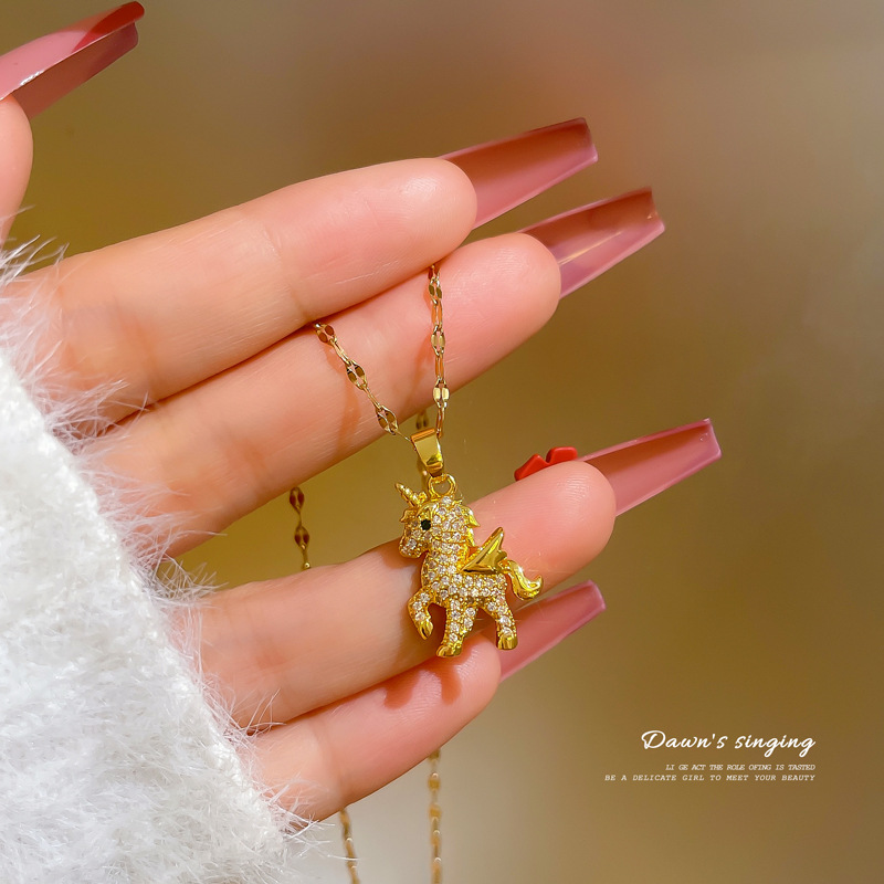 【 Titanium Steel 】 Fashionable and compact collarbone necklace for women in gold, new diamond-encrusted unicorn animal necklace Pegasus Specification drawing