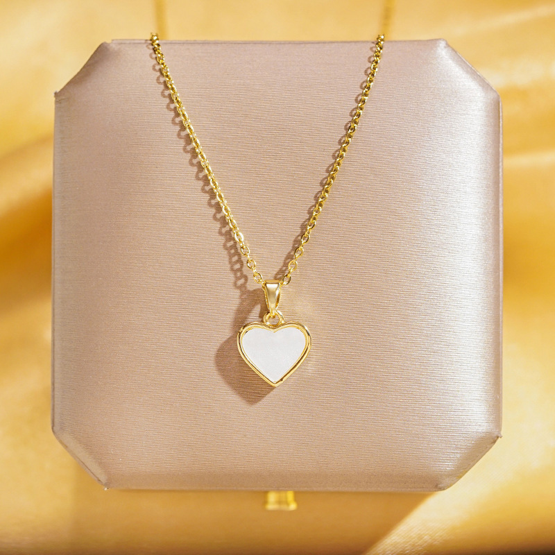 Fashionable and simple white acrylic heart-shaped necklace, a rare and versatile titanium steel collarbone chain, a stylish and elegant accessory wholesale full figure