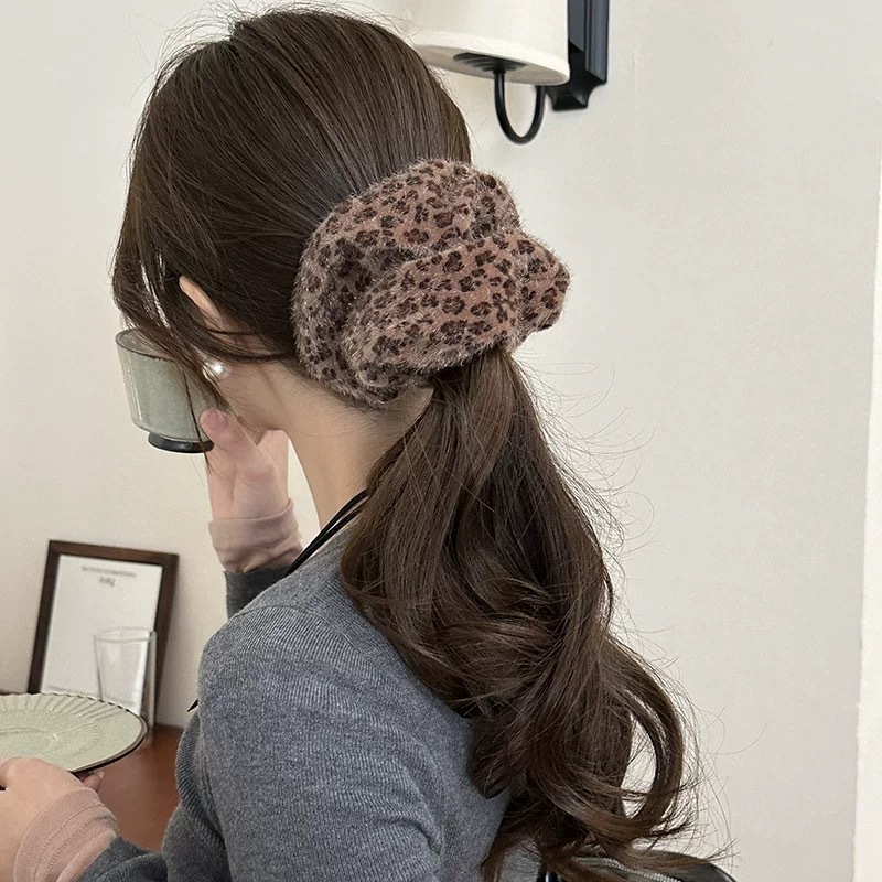 The 2024 new style of the popular mink fur leopard print large intestine hair band for women, with a high-end look and a leather band for women's hair tie and headwear details Picture
