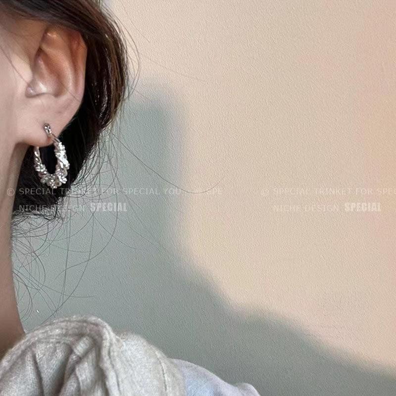 High-end wrapped diamond ear buckles for women, light luxury, niche and unique personality ear studs, fashionable bestsellers, retro earrings wholesale Specification drawing