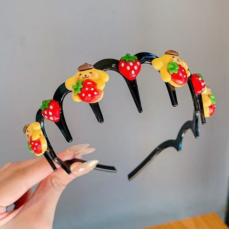 Children's cartoon toothed hair band, a perfect tool for girls to style their broken hair. It's cute and won't hurt the hair clip. The headwear is anti-slip and can press down the hair Application Scenario