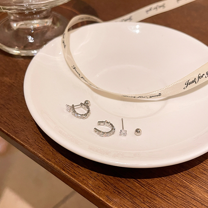 Wholesale of niche U-shaped earrings with a feminine, fashionable and high-end look, ribbed earrings, and a simple Korean style of light luxury earrings Application Scenario