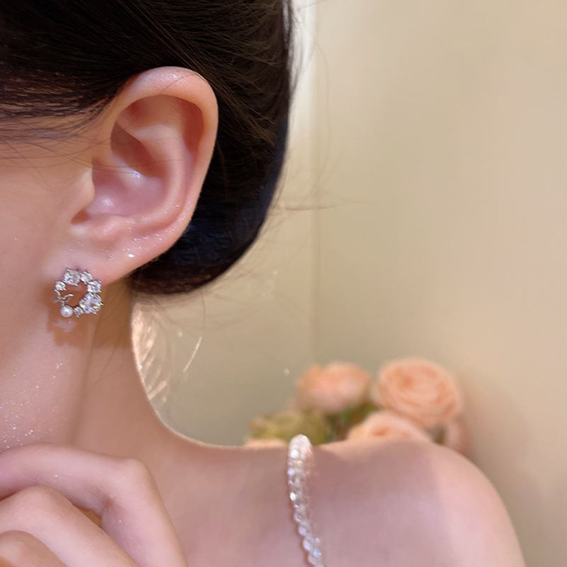 Korean-style sweet and slightly inlaid zircon butterfly stud earrings for women, exquisite and niche design, versatile earrings, new elegant earrings Application Scenario