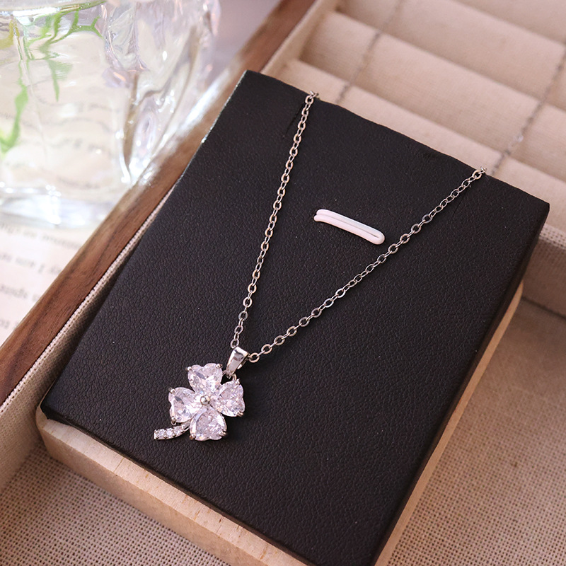 Light luxury and fashionable titanium steel necklace, versatile for women, super shiny four-leaf clover pendant, niche lucky collarbone chain wholesale Application Scenario
