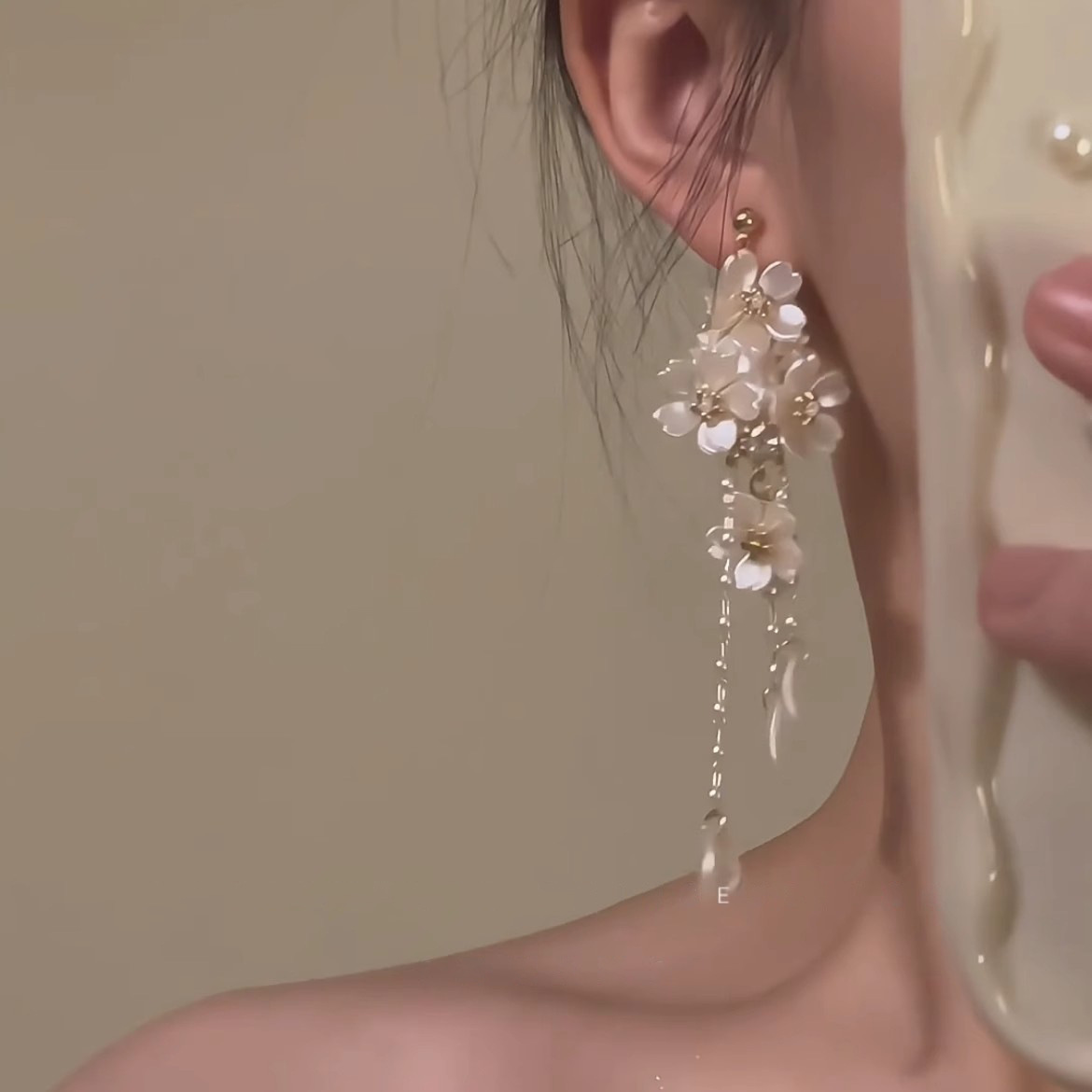 Baroque white petal earrings, a woman's ethereal charm, pearl tassel stud earrings, a new 2025 bestseller and Internet celebrity earrings Specification drawing