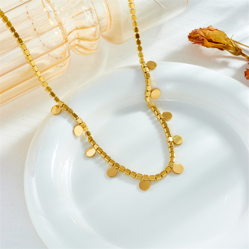 A fashionable, light luxury and high-end diamond-encrusted chain, smooth round piece pendant, titanium steel collarbone chain necklace that does not fade details Picture
