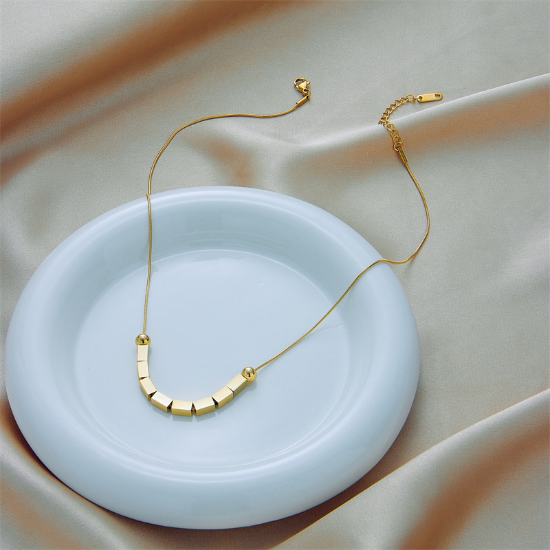 European and American fashion, simple and niche, round bead square titanium steel metal chain necklace, versatile for commuting, cold style collarbone chain Specification drawing