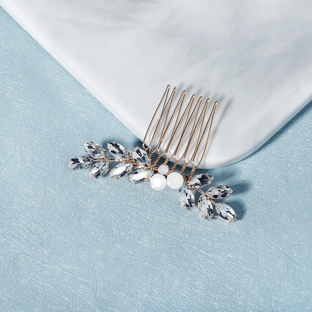 Simple and versatile daily style, delicate pebble-shaped hair bun, exquisite eyeglass water diamond hair accessory, bride's wedding dress, evening gown and headwear details Picture