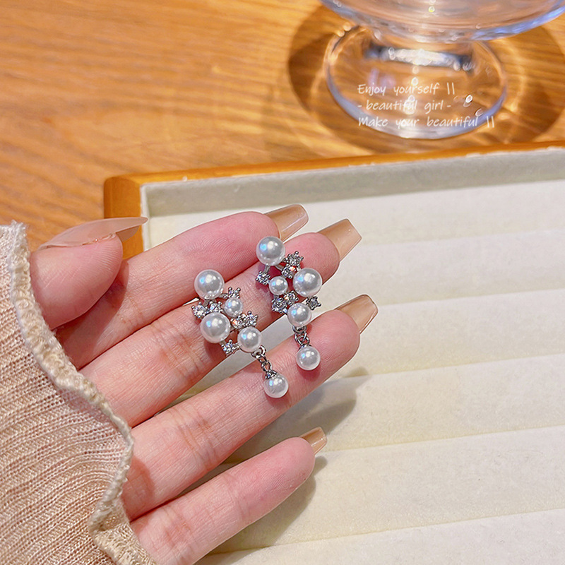925 Silver Needle French retro pearl Stud earrings for women, ins style, fashionable and high-end design sense, versatile and elegant earrings wholesale full figure