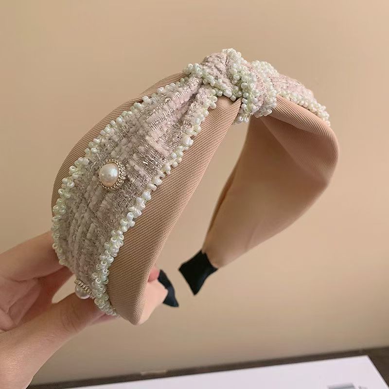 The chanel-style wide-brimmed pearl headband, double-layer woolen, retro knotted headband, sweet and elegant, with a pressed hair buckle accessory for women Application Scenario