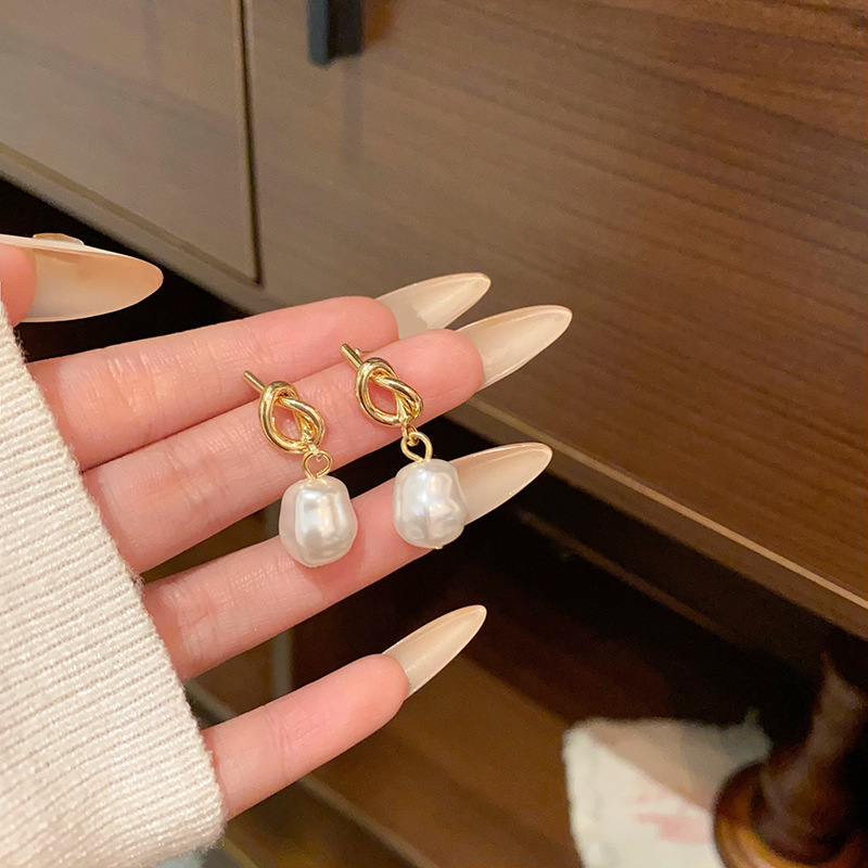 Hong Kong-style retro, versatile and elegant pearl earrings for women, light luxury, niche design, knotted metal ear stud earrings full figure