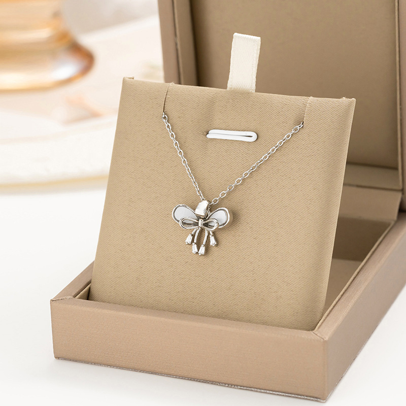 Korean version silver simple bow zircon necklace with a unique design sense for women, titanium steel collarbone chain, elegant and light luxury accessory full figure