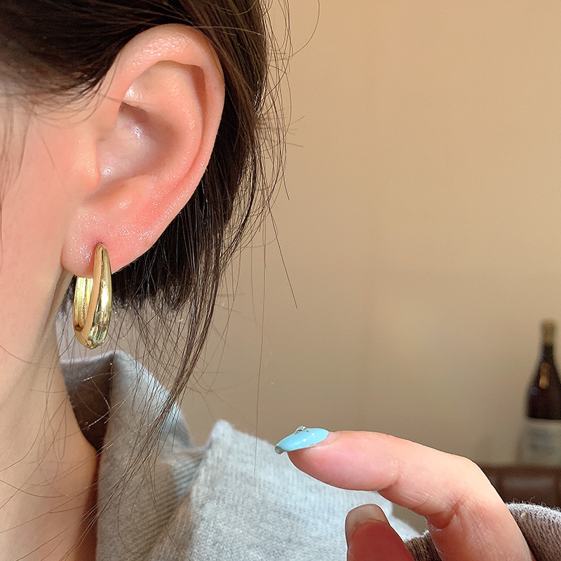 Metal oval plain ring ear buckles for women 2025 new style light luxury high-end earrings, fashionable and versatile water drop round face earrings Application Scenario